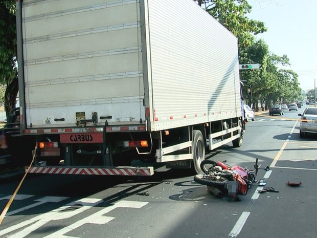 Motociclista bateu na traseira de um caminhão (Foto: Reprodução/ TV TEM) Motociclista bateu na traseira de um caminhão (Foto: Reprodução/ TV TEM)