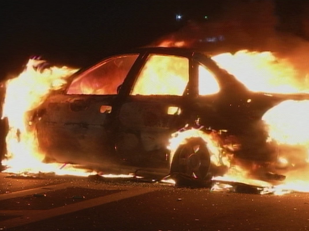 Carro pega fogo na rodovia Castello Branco em Quadra (Foto: Adolfo Lima/ TV TEM)