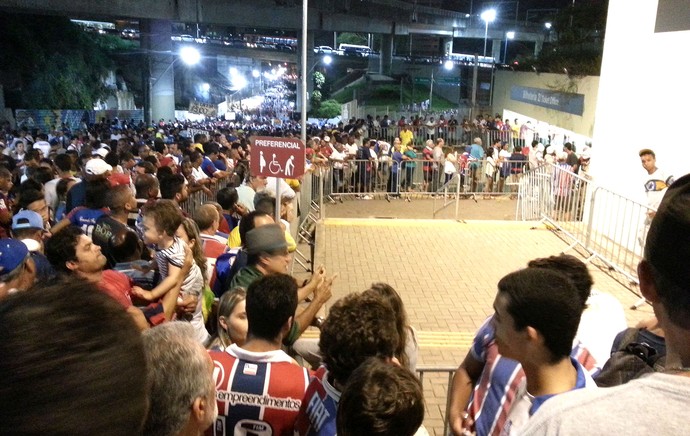 confusão torcida Bahia problemas lado de fora do estádio (Foto: Raphael Carneiro)
