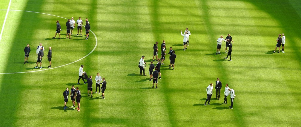 Jogadores da Nova Zelândia, de tênis, visitam o gramado da Arena Zenit, mas não podem treinar no palco da estreia (Foto: Thiago Dias)