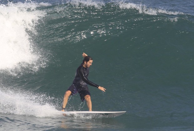 Vladimir Brichta surfa na Praia do Rico no Recreio (Foto: Delson Silva / AgNews)