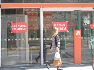 Quem procura serviços bancários continua encontrado agências fechadas (Foto: Pedro Carlos Leite/G1)
