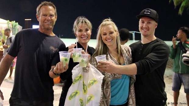 Mark, Lym, Jamie Ledford e Chris Linton: prazer de tomar uma caipirnha na rua (Foto: N.Pontes/DW)