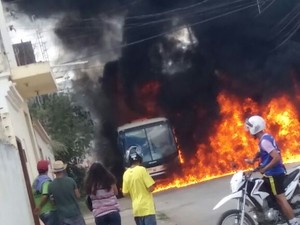 Ônibus que transportava pessoas para um velório pega fogo. (Foto: Railson Duraes/Arquivo Pessoal)