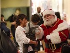 Dani Suzuki leva o filho para tirar foto com o Papai Noel em shopping