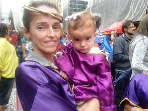 Vô fez promessa e mãe e filha participam da celebração  (Foto: Géssica Valentini/G1)