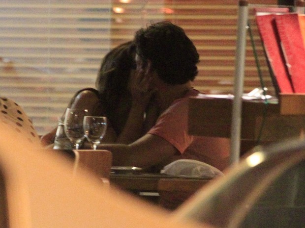 Mariana Rios beija rapaz em restaurante na Zona Sul do Rio (Foto: Delson Silva/ Ag. News)
