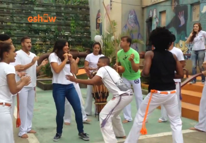 Atriz se diverte em roda de capoeira (Foto: TV Globo)