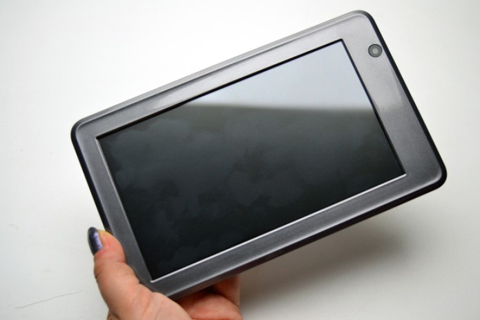 Tela do tablet DL HD7 se enche de marcas de dedo (Foto: Stella Dauer)