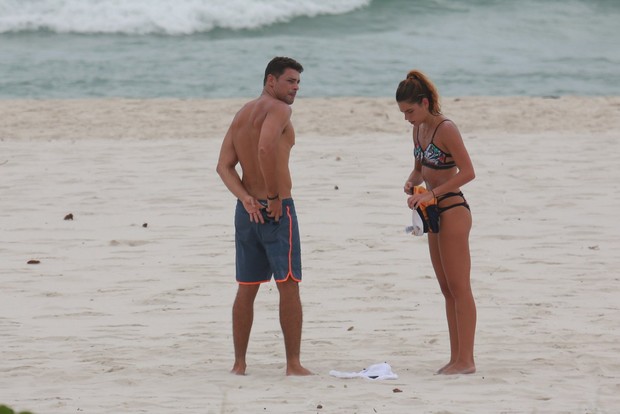 Cauã Reymond e namorada na praia (Foto: agnews)