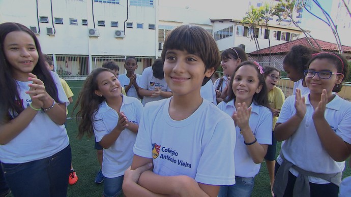 Filippo, 10 anos, em completa interação com os amigos da escola (Foto: TV Bahia)