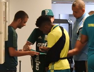 Tchê Tchê, do Palmeiras, de tipoia (Foto: Tossiro Neto) Tchê Tchê, do Palmeiras, de tipoia (Foto: Tossiro Neto)