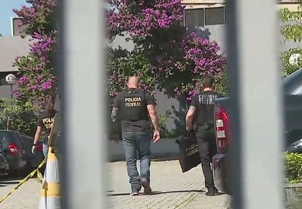 Agentes da Polícia Federal realizam busca na casa do auditor Clovis da Costa, principal alvo da Operação Baixo Augusta (Foto: Reprodução/TV Globo)