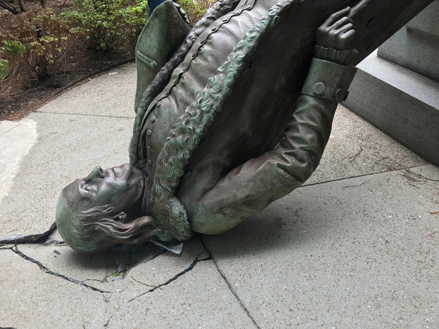 Estátua de Benjamin Franklin despencou de seu pedestal próximo à Antiga Prefeitura de Boston (Foto: City of Boston/AP)