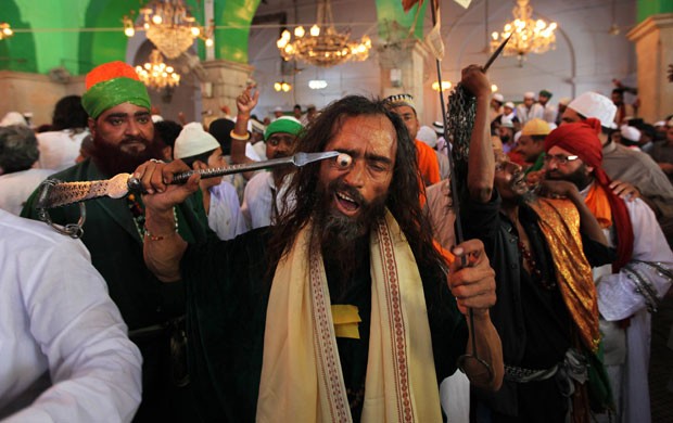 Um homem 'espetou' o olho direito com uma espada durante um festival em Ajmer, na Índia, nesta sexta-feira (17) (Foto: Altaf Qadri/AP)