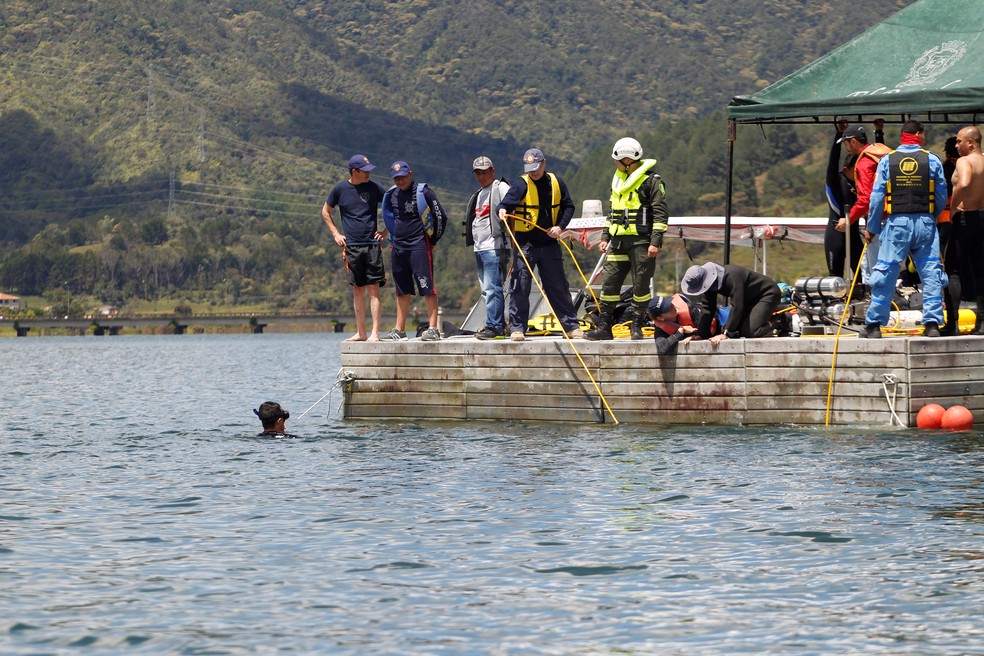 Operações de busca pelas vítimas do naufrágio na Colômbia (Foto: REUTERS/Fredy Builes)