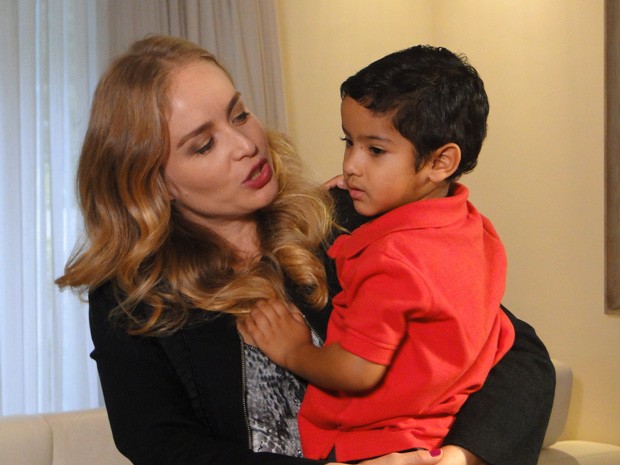 Com apenas três anos, Noah se diverte no colo de Angélica (Foto: Estrelas/TV Globo)