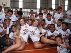 Ana Paula e Tati Minerato fazem a festa com a criançada no Corinthians