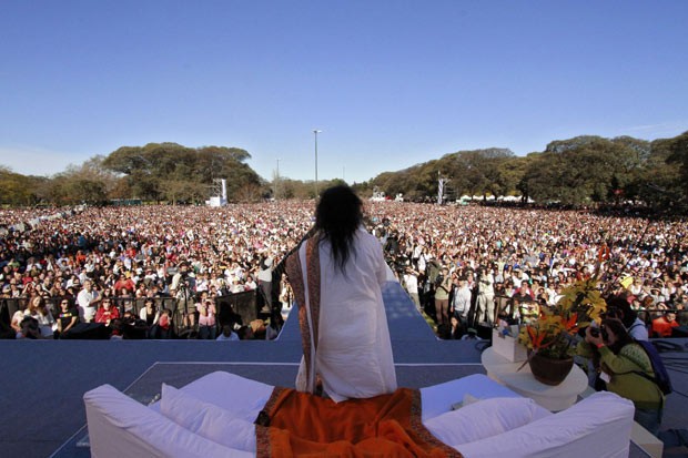 O líder espiritual indiano Sri Sri Ravi Shankar conduz meditação massiva em Buenos Aires (Foto: Federico Vendrell / AFP)