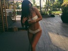 Irmã caçula de Kim Kardashian mostra corpo 'violão' em foto de biquíni