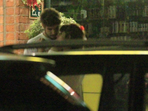 Caio Castro e Maria Casadevall se beijam em restaurante na Zona Oeste do Rio (Foto: Delson Silva/ Ag. News)