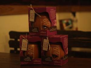 Ovo de cerâmica pode ter embalagem reaproveitada como objeto de decoração. (Foto: Alexandre Yuri/G1)