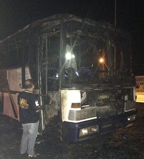 Moradores de rua morrem carbonizados dentro de ônibus em Teófilo Otoni Moradores de rua morrem carbonizados dentro de ônibus em Teófilo Otoni