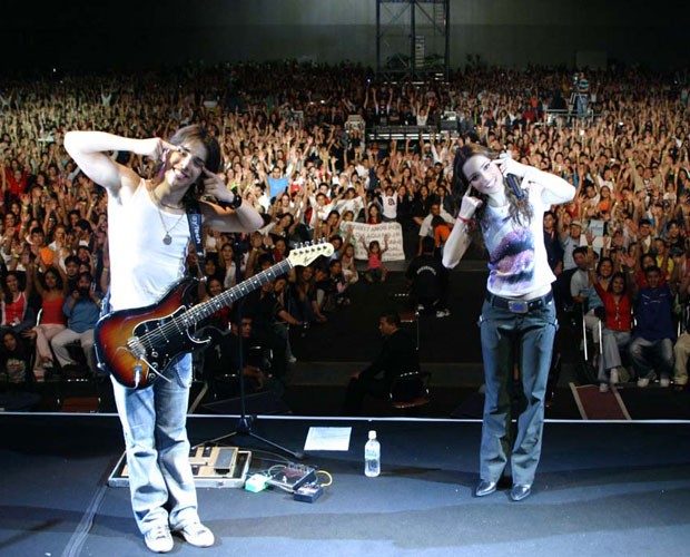 Sandy &amp; Jr em turnê no Japão, em 2004 (Foto: Divulgação)