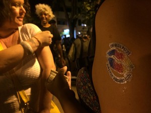 Ativista usaram tatuagem adesiva com a frase &quot;beijo pelos direitos humanos&quot; (Foto: Daniel Silveira / G1)