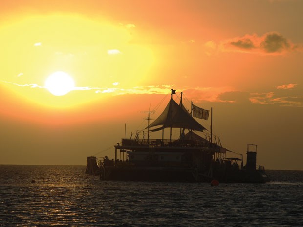 Passageiros podem ver o pôr do sol no Reefship, o hotel-barco na Grande Barreira de Corais da Austrália (Foto: Divulgação/Tourism Australia)