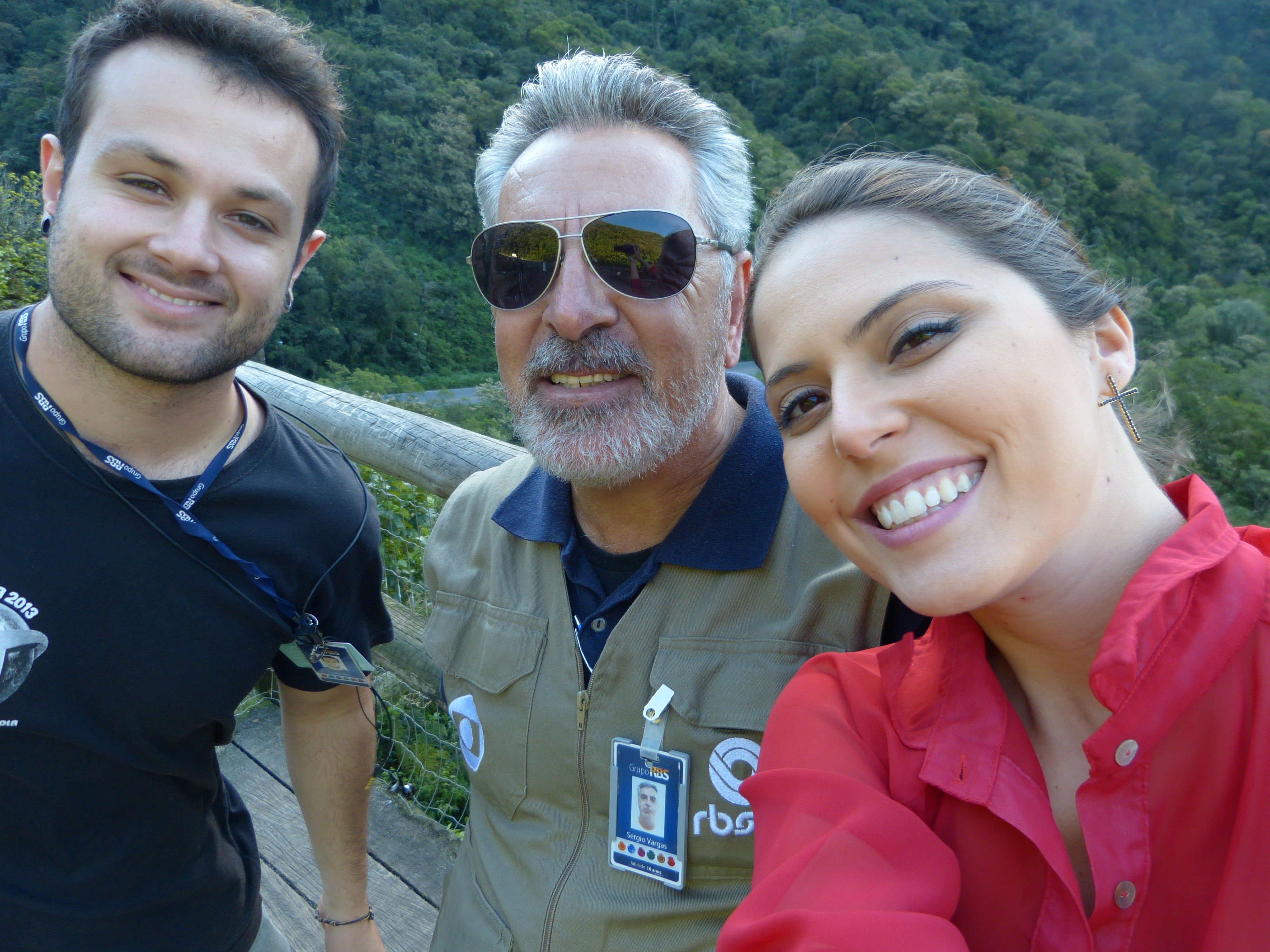 Cinegrafista Guilherme Sá, auxiliar Vargas e Jordana (Foto: Jordana Pires/RBS TV)