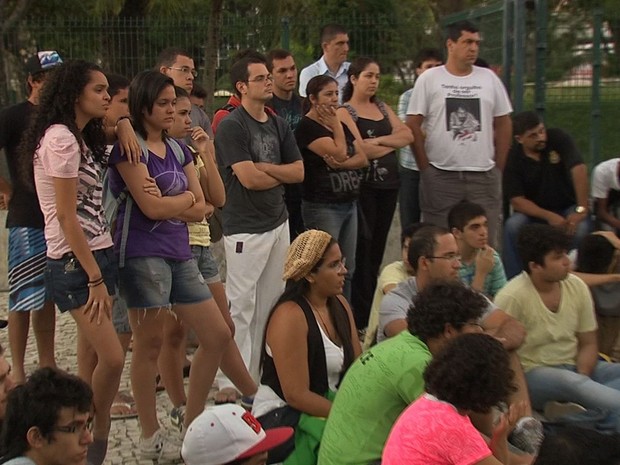 Manifestantes se concentram em frente à Assembleia Legislativa (Foto: TV Verdes Mares/Reprodução)