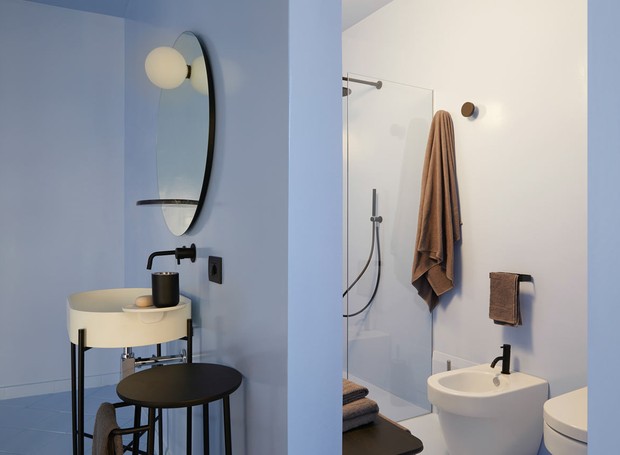 O banheiro é composto por poucos acessórios e cor azul (Foto: Reprodução/designmilk)