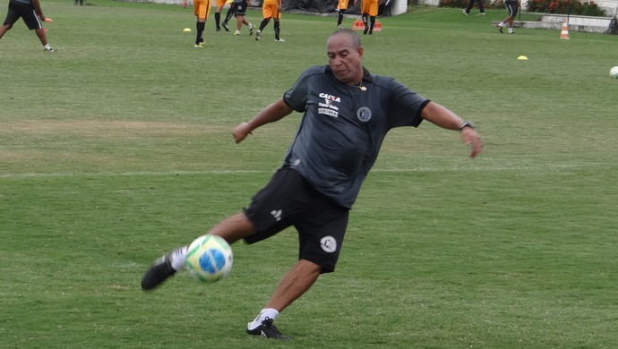 Jorgeira, preparador de goleiros do ASA (Foto: Leonardo Freire/GloboEsporte.com) Jorgeira, preparador de goleiros do ASA (Foto: Leonardo Freire/GloboEsporte.com)
