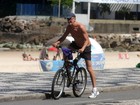 Marcos Caruso pedala e toma água de coco em orla carioca