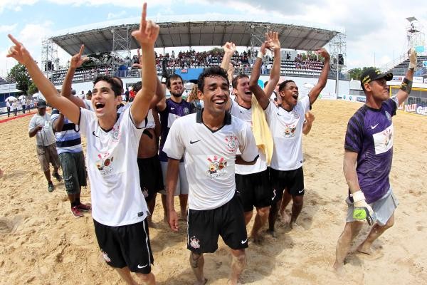 Corinthians conquista Brasileiro de futebol de areia (Foto: Gaspar Nobrega)