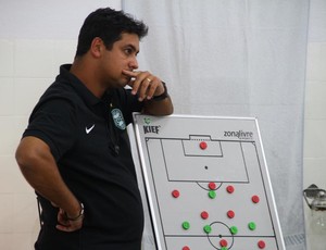 Marquinhos Santos orienta o time do Coritiba antes do jogo contra o Operário-PR (Foto: Divulgação / Site oficial do Coritiba)