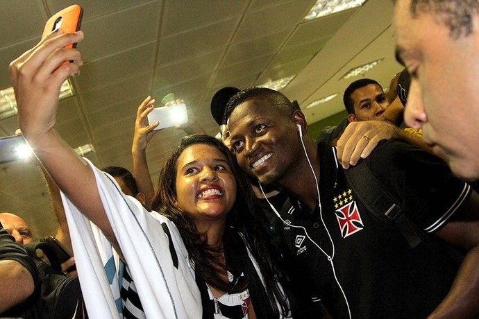 Riascos também recebeu muito carinho na capital (Foto: Paulo Fernandes/Vasco.com.br)