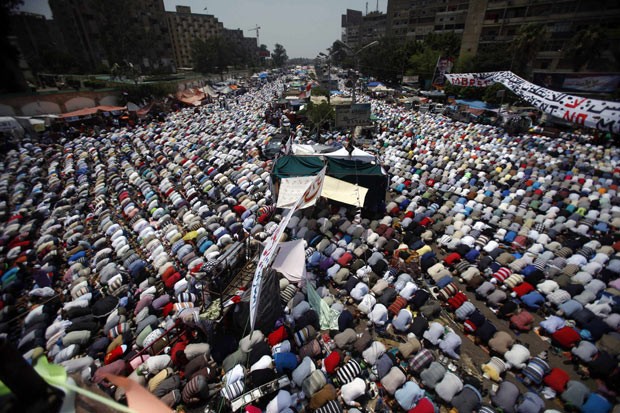 Manifestantes pró-Morsi reunidos nesta sexta-feira (12) para as orações no Cairo (Foto: Reuters)