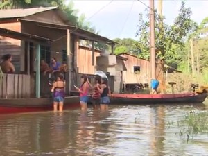 Locomação de moradores acontece somente por canoas em Calçoene (Foto: Reprodução/TV Amapá)
