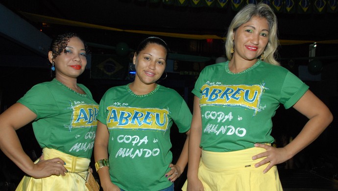 Garçonetes de bar temático também estavam vestidas a caráter com as cores verde e amarela no Amapá (Foto: Gabriel Penha/GE-AP)
