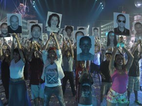 Bailarinos com imagens de pessoas de todas as raças na Babel do Criança Esperança (Foto: TV Globo)