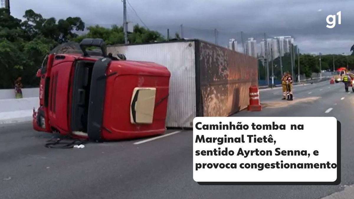 Caminhão tomba na Marginal Tietê sentido Ayrton Senna e provoca