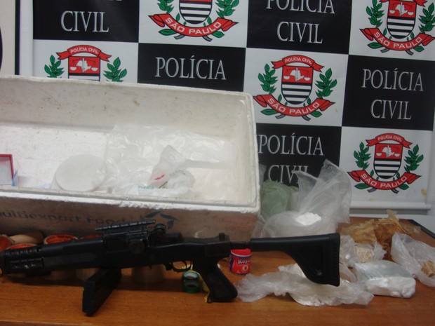 Entorpecentes e arma de fogo foram encontradas no forro de uma casa (Foto: Divulgação / DISE)