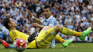 Aguero Begovic Manchester City Chelsea (Foto: Reuters)