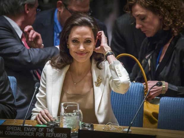 Enviada especial do Alto Comissariado para Refugiados da ONU, a atriz Angelina Jolie sorri antes de reunião do Conselho de Segurança a respeito de refugiados na Síria em Nova York, nos EUA (Foto: Lucas Jackson/Reuters)