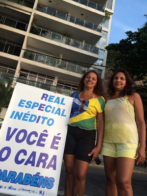 Vera Lúcia (direita) veio de João Pessoa ao Rio para aniversário do Rei (Foto: Marcelo Elizardo/ G1)
