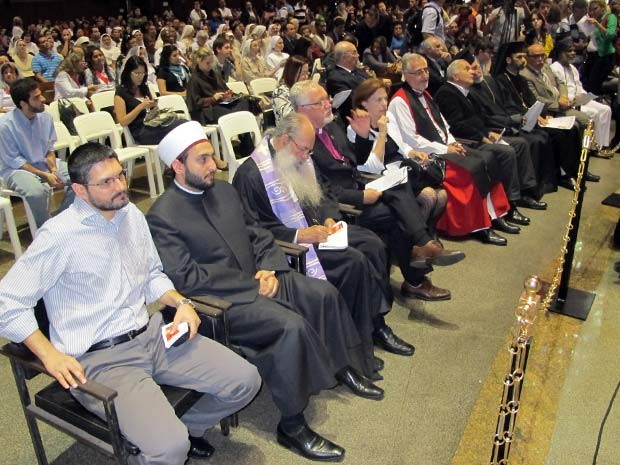 Líderes de diferentes religiões sentam-se, lado a lado, para se despedir de dom Eugenio Sales (Foto: Bernardo Tabak/G1) Líderes de diferentes religiões sentam-se, lado a lado, para se despedir de dom Eugenio Sales (Foto: Bernardo Tabak/G1)