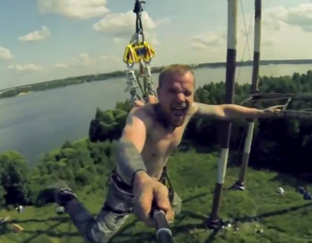 Homem faz base jumping com equipamento acoplado às costas na Rússia (Foto: Reprodução/YouTube/XTreme Base Jump)