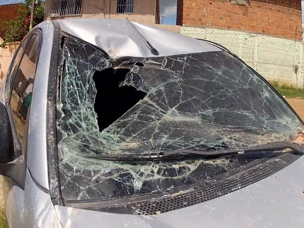 Carro invade casa, no Ceará e só para perto da rede de um morador (Foto: Reprodução/TV Verdes Mares)